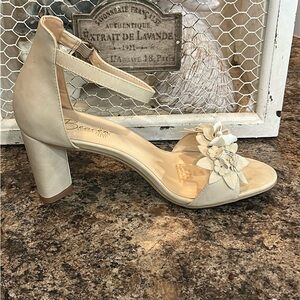 Women's Cream Floral Ankle-Strap Block Heel Sandal